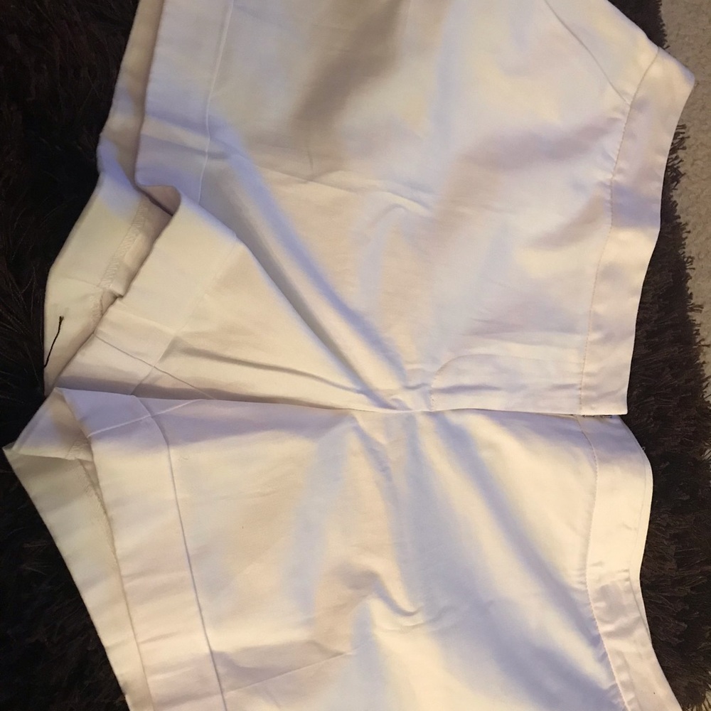 Super cute white shorts!